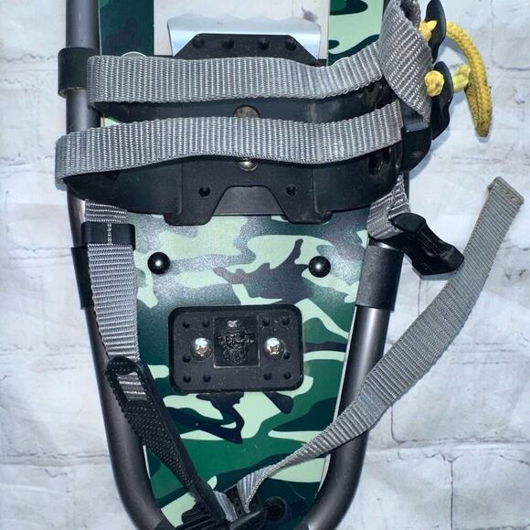 EUC Yukon Charlie’s Youth 7 x 16 Green Camo Aluminum SnowShoes - Picture 4 of 12